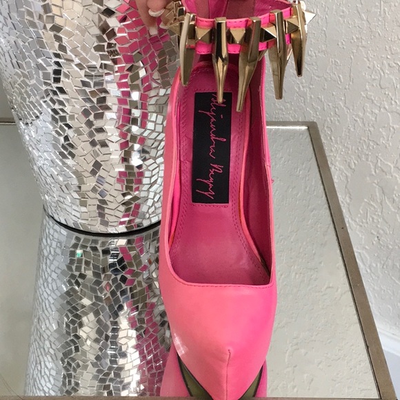 1 hour shoe SALE! Pink heels - Picture 3 of 3